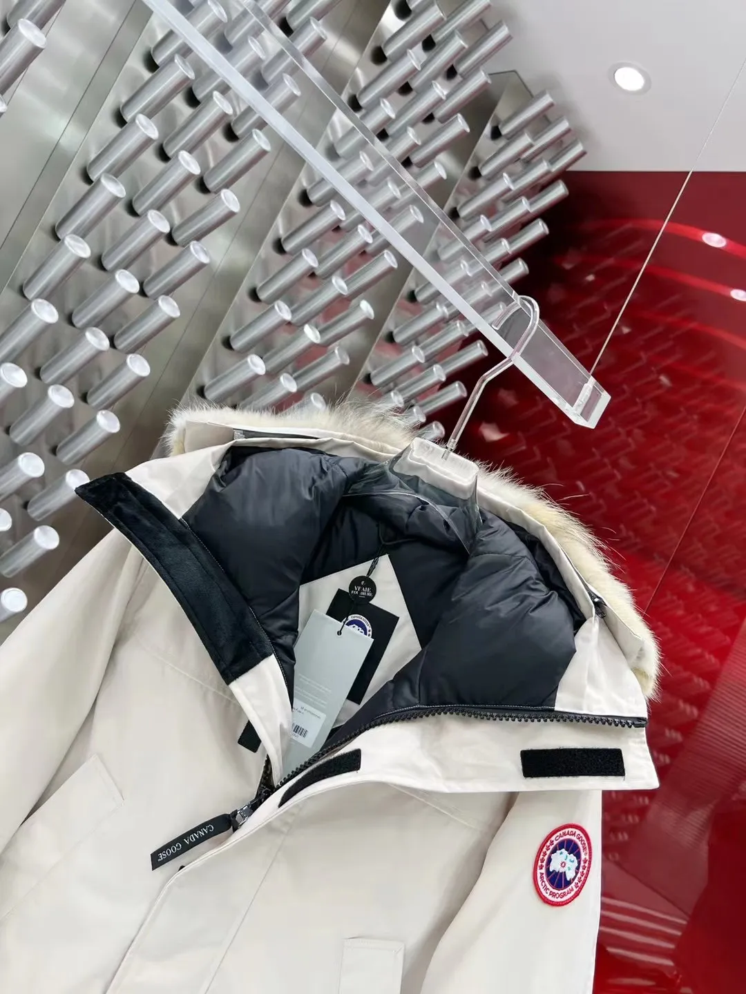 P900 top version) 𝘾𝘼𝙉𝘼𝘿𝘼 𝙂𝙊𝙊𝙎𝙀Big Goose 13# Size: S-XXL Color: White Gray Navy Black The design of Big Goose 13 is simple and elegant, a little longer than the 2008 model, more suitable for men and suitable for business people. This down jacket is popular for its simple design, which is not only practical but also has a certain sense of fashion. In terms of applicability, the Daye 13 model provides good thermal insulation performance. Its thermal insulation coefficient is level 5, which can provide enough warmth and is suitable for wearing in cold environments. In addition, the Daye 13 model also has a high cost performance. Compared with other models, it provides a better balance between price and performance, making it more competitive in the market.